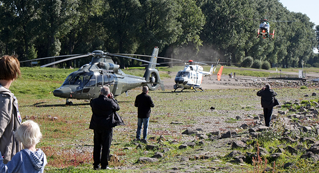 Zuschauer und Luftfahrtfans verfolgen eine Landung